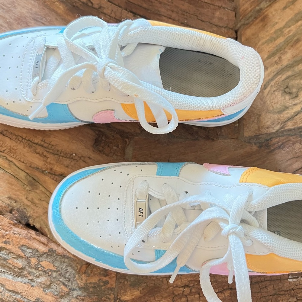 Multi colored Nike Air Force 1 LE. Girls 5Y. Slightly used